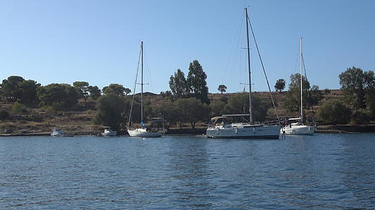 游艇停泊在阿金纳岛的一个小海湾里视频的预览图