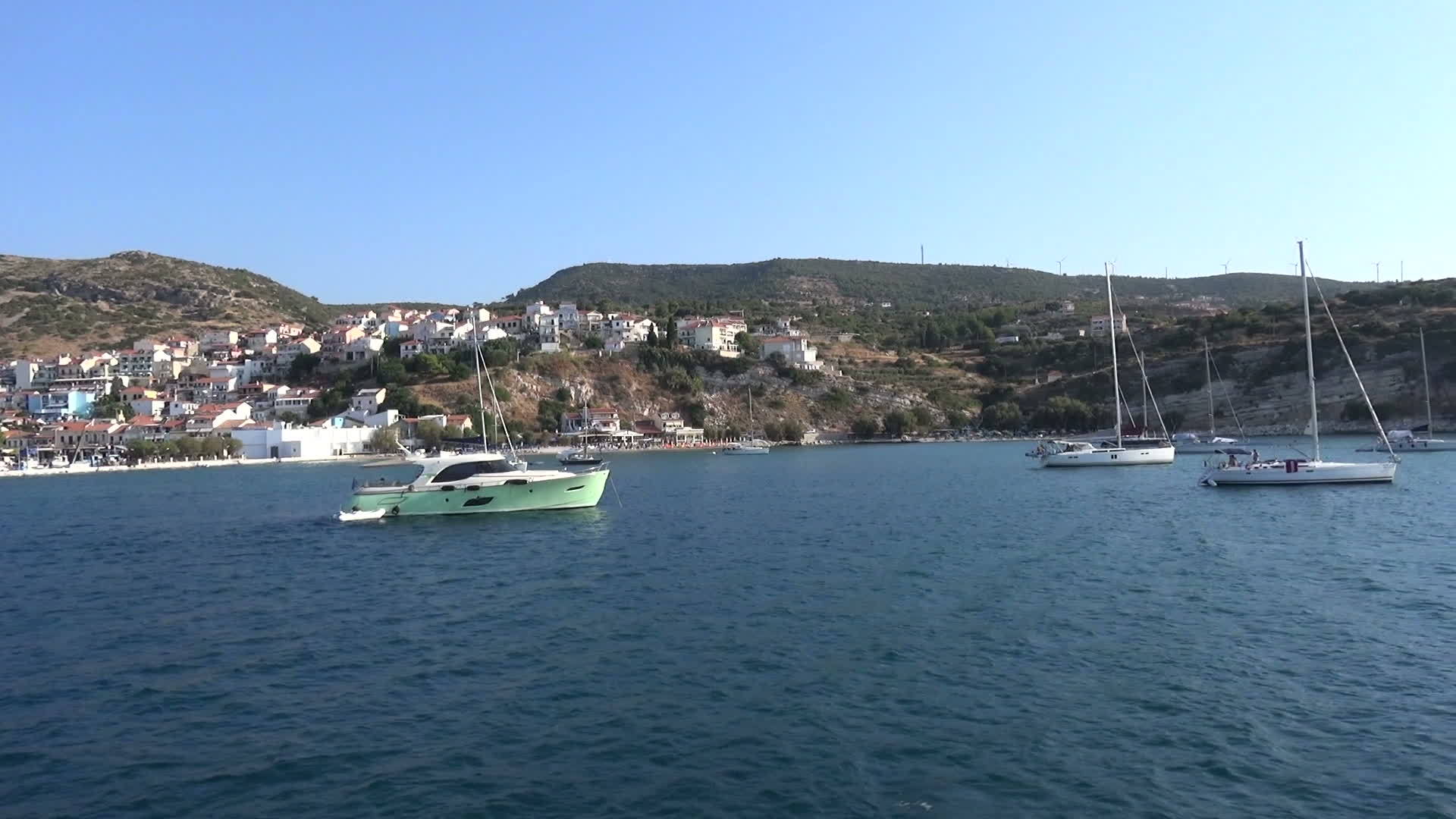 停泊在萨莫斯岛Pythagorio港的游艇视频的预览图