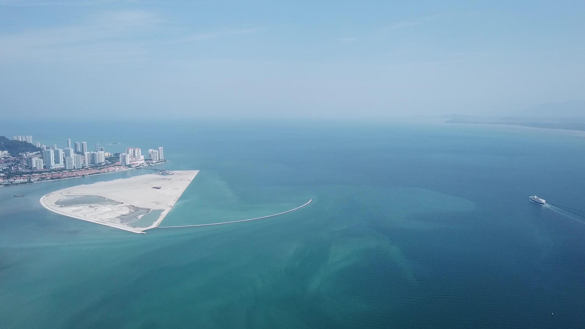 一艘游轮在开垦岛附近的丰江海向空中移动视频的预览图
