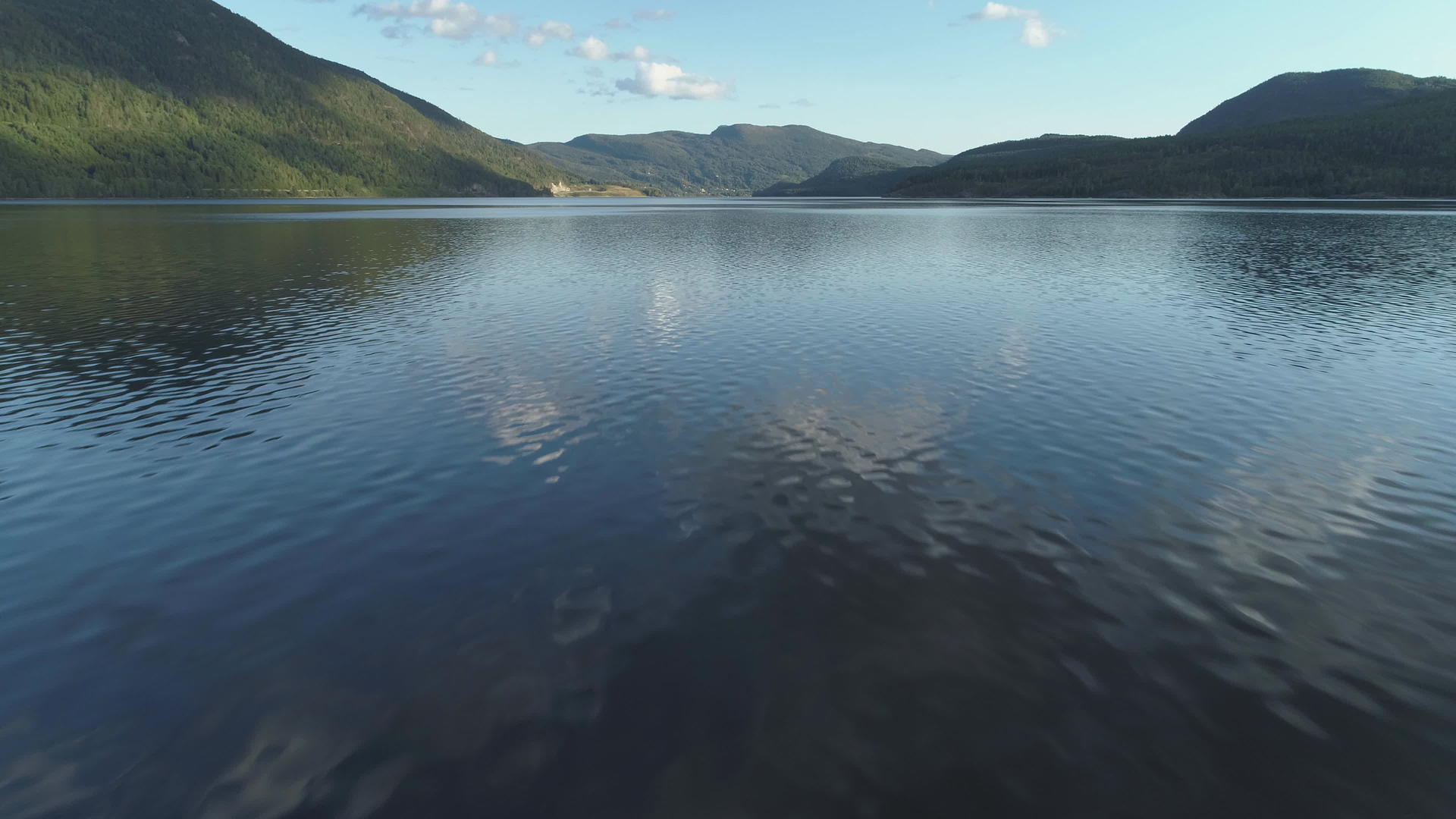 在阳光明媚的日子里在挪威的克罗德伦湖上飞行视频的预览图