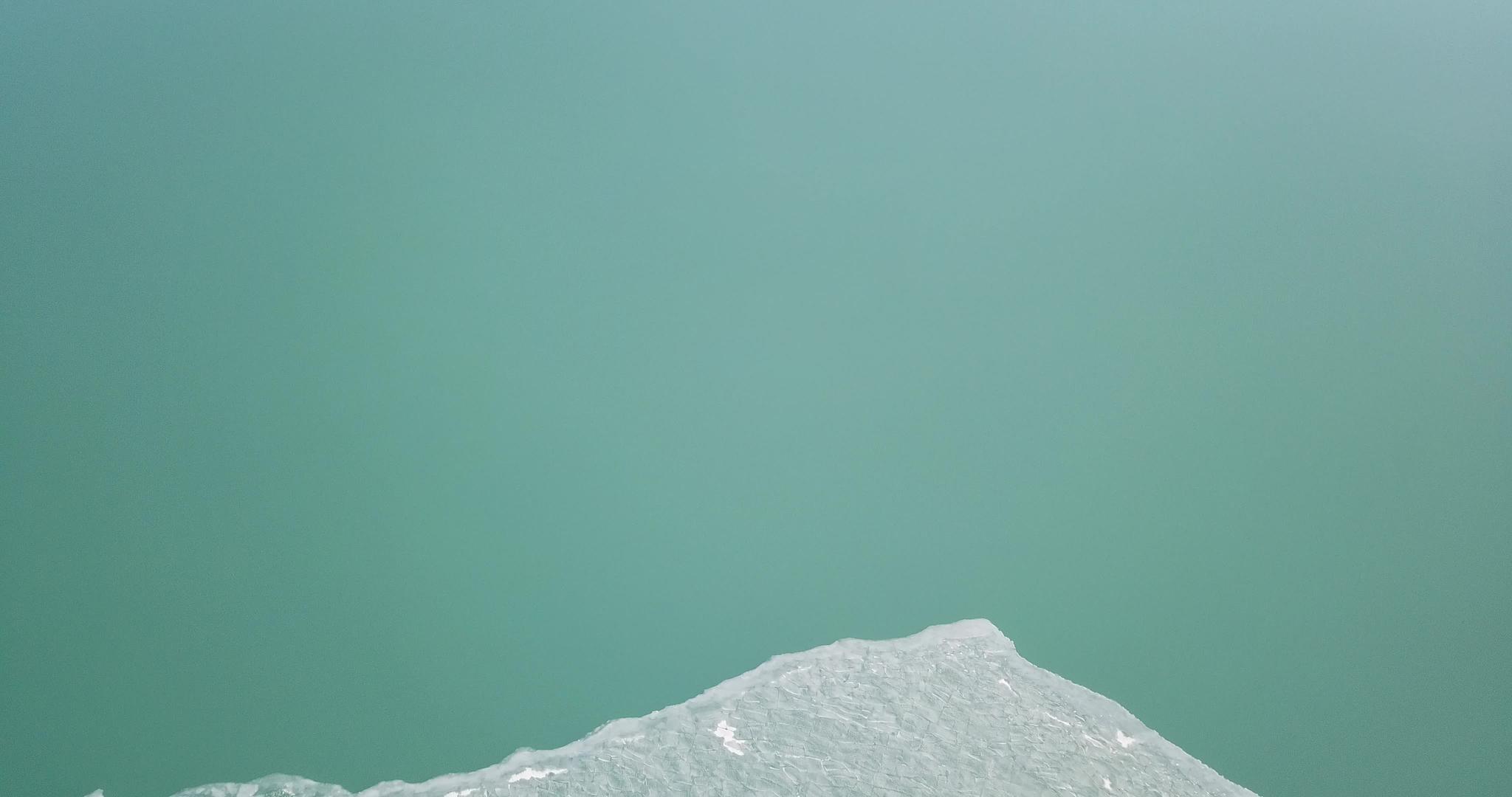 冰与湖之间的边界视频的预览图