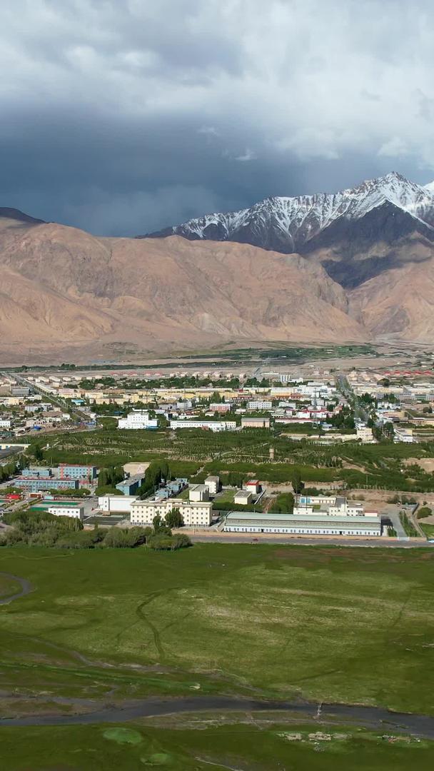 新疆南部昆仑山脉下著名旅游小镇塔县全景视频视频的预览图