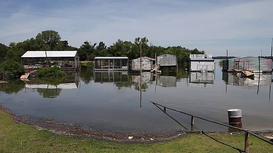 莱维斯湖洪水泛滥视频的预览图