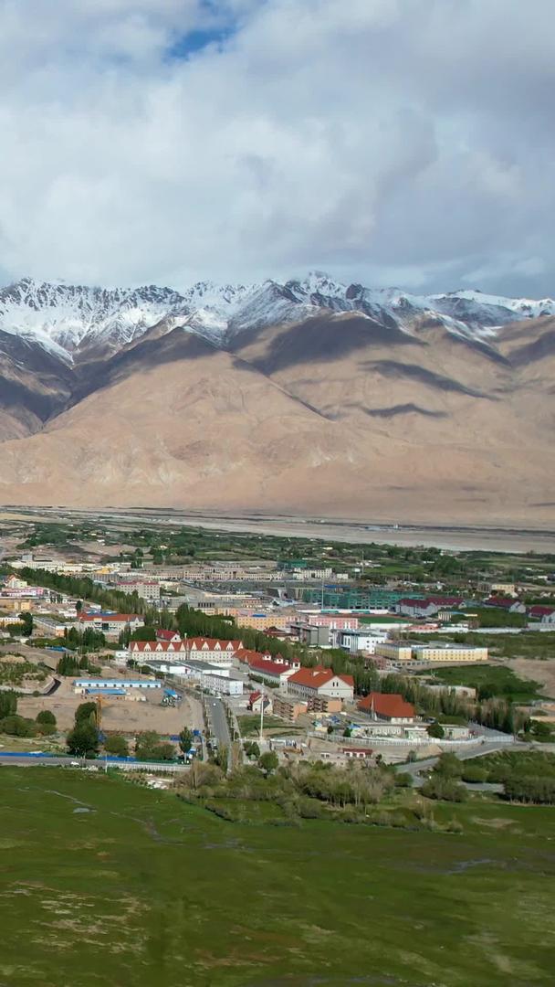 新疆南部昆仑山脉下著名旅游小镇塔县全景视频视频的预览图