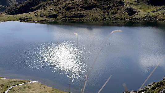 太阳在湖中的反射视频的预览图