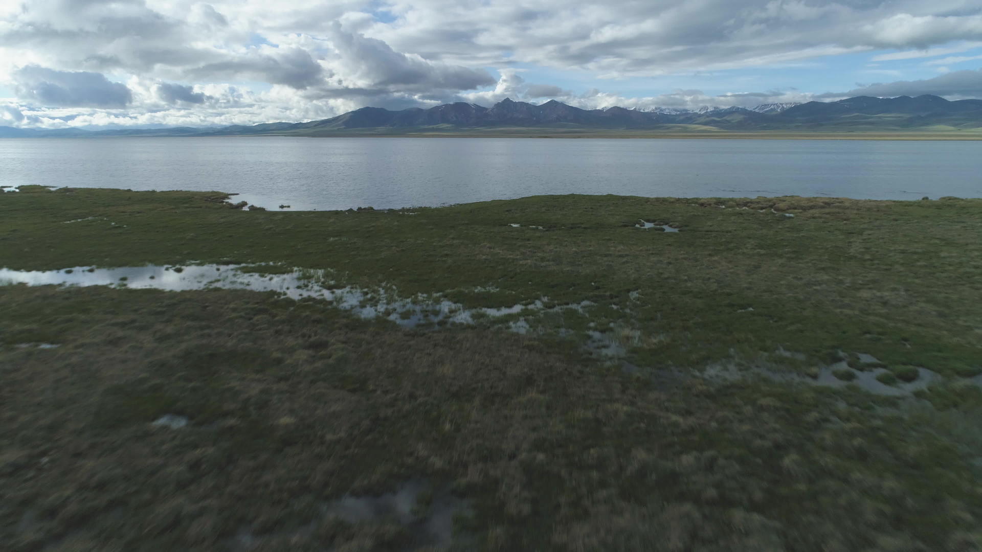 低水平飞过歌唱Kol湖山上的山脉kyrgyzstan视频的预览图