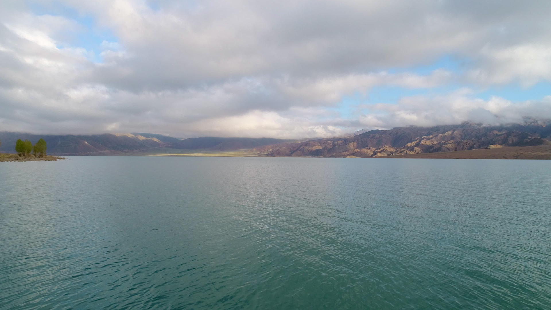 沙山和蓝云天空船在湖面上飞视频的预览图