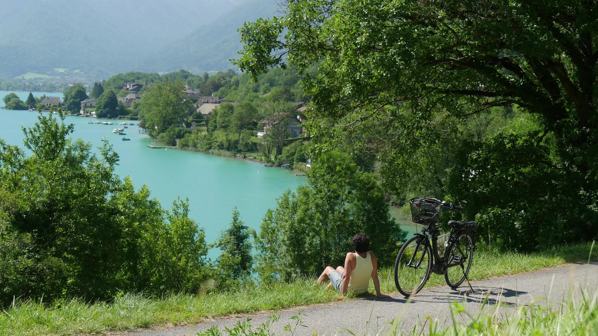 骑自行车的女人看着阴性的湖视频的预览图