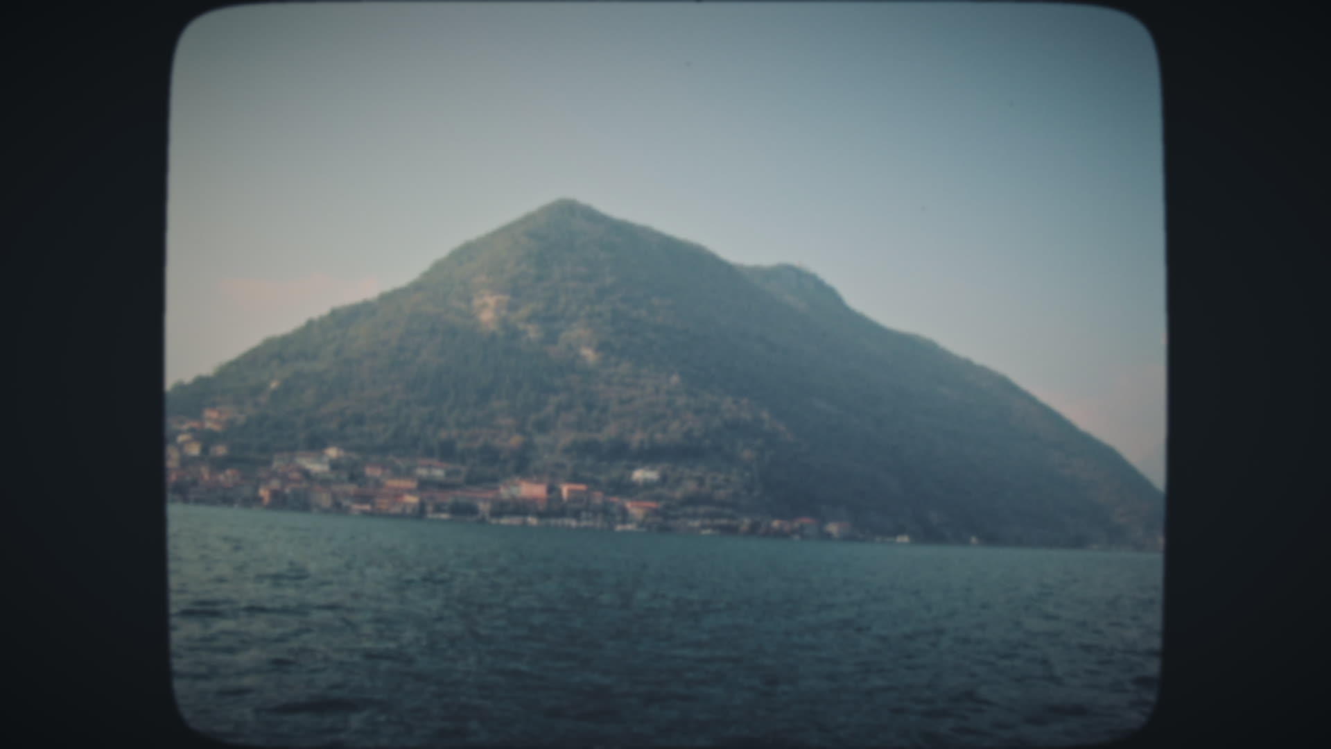 湖中山坡岛视频的预览图