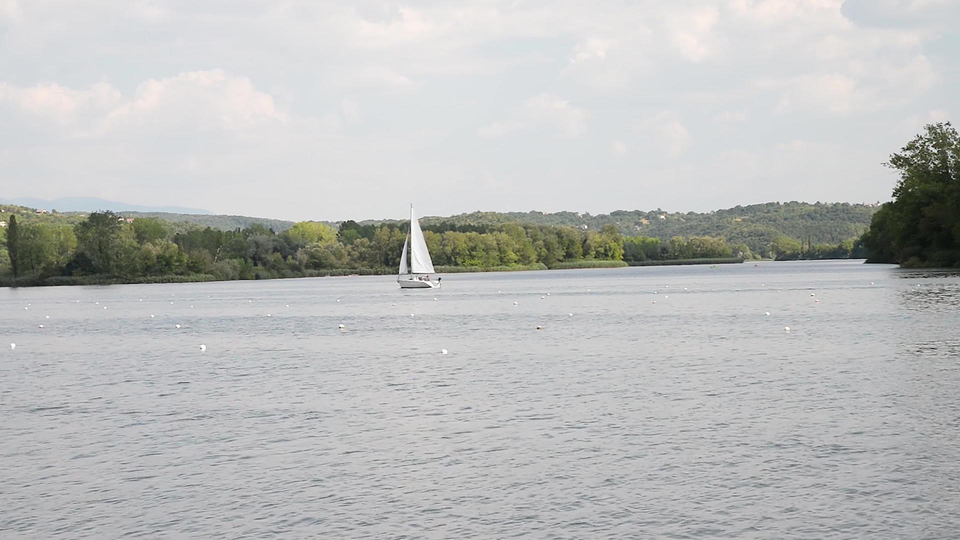 湖上的帆船是孤立的视频的预览图