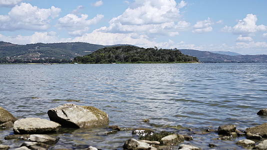 湖边的Tasimeno湖边的小岛视频的预览图