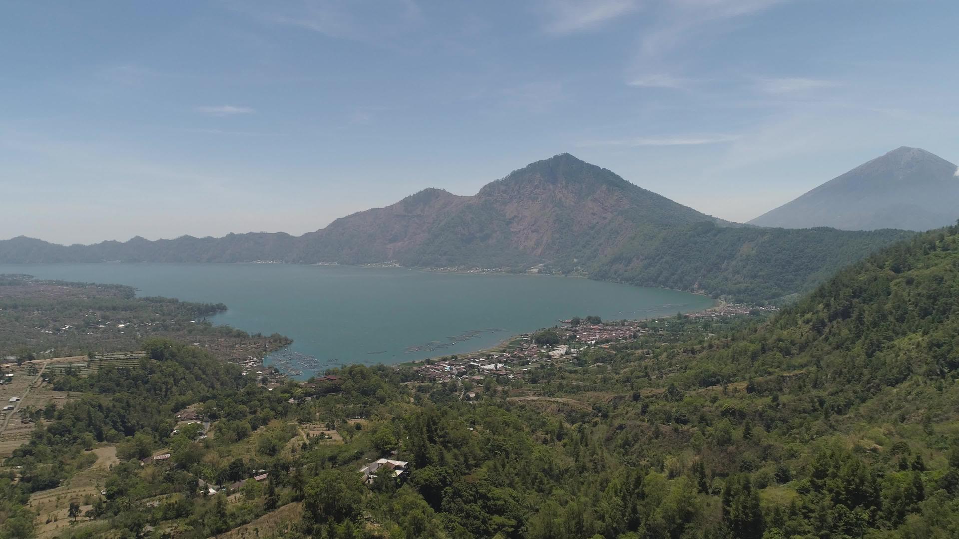 山地景观湖和火山堡视频的预览图