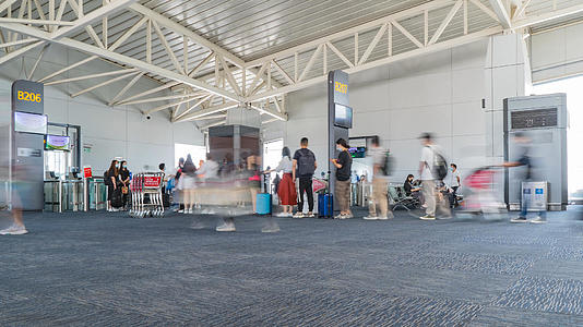 8k机场检票人员登机口延时实拍视频视频的预览图