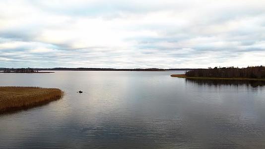 无人驾驶飞机飞越湖上的渔民视频的预览图