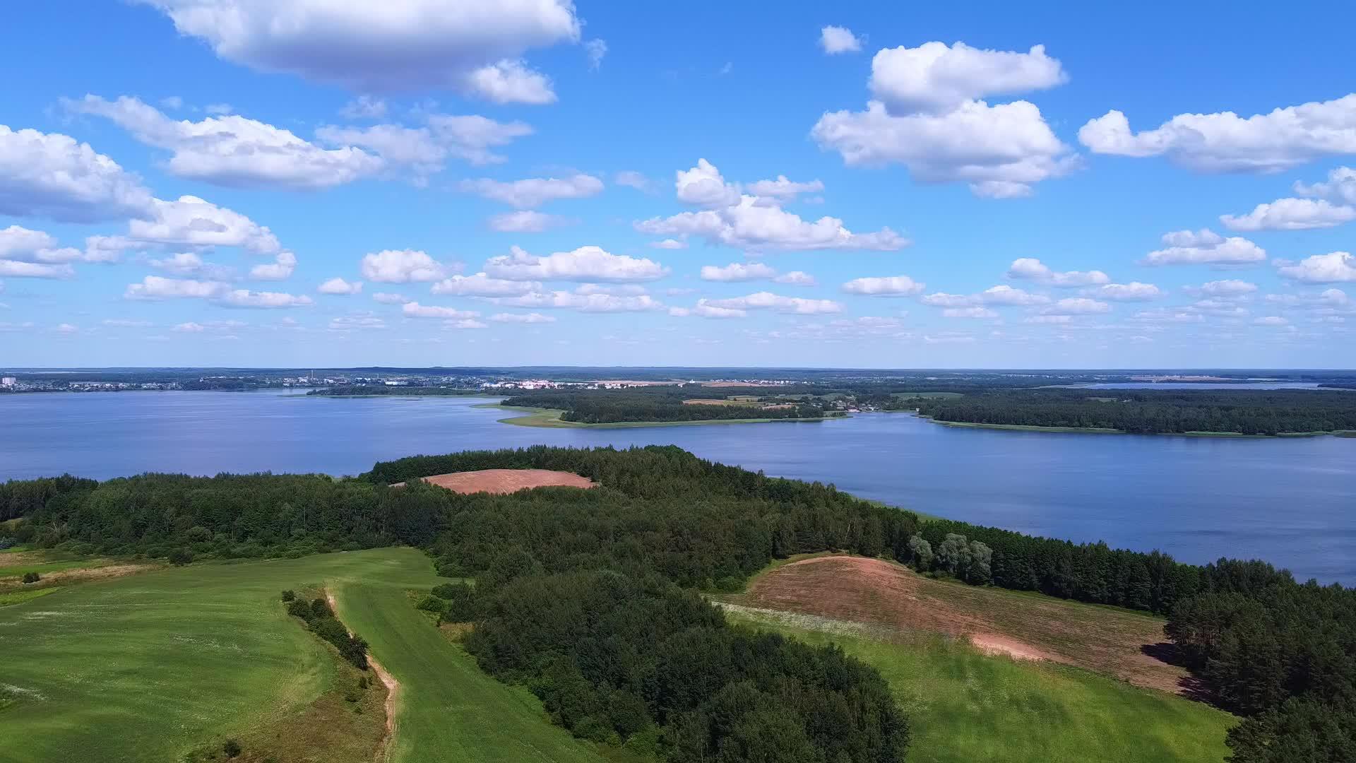 蓝色大湖上的无人机风景很好天空晴朗视频的预览图