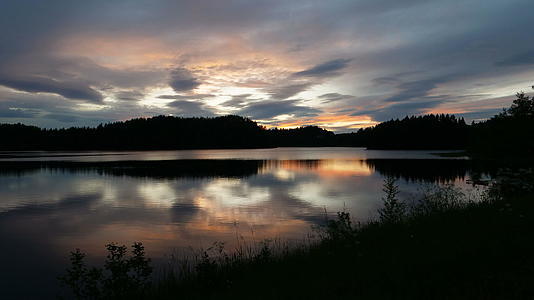 挪威湖日落时自然地貌视频的预览图