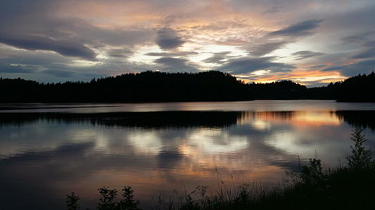 挪威湖日落时扫荡着风景视频的预览图