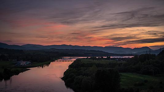 日落在斯洛瓦基亚的一条河上视频的预览图