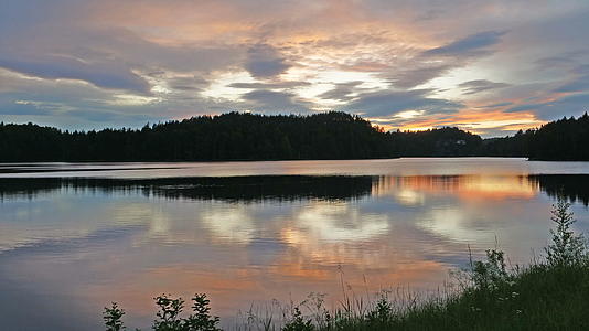 诺维吉亚湖日落水反射时间太长视频的预览图