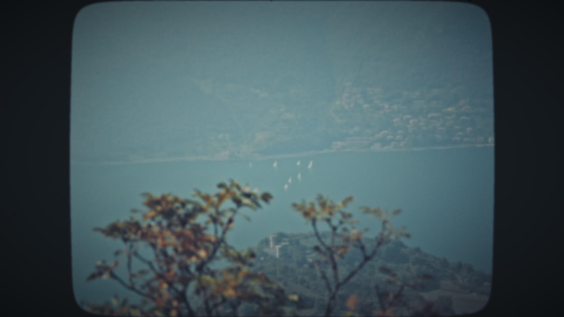 湖和村的顶部视图视频的预览图