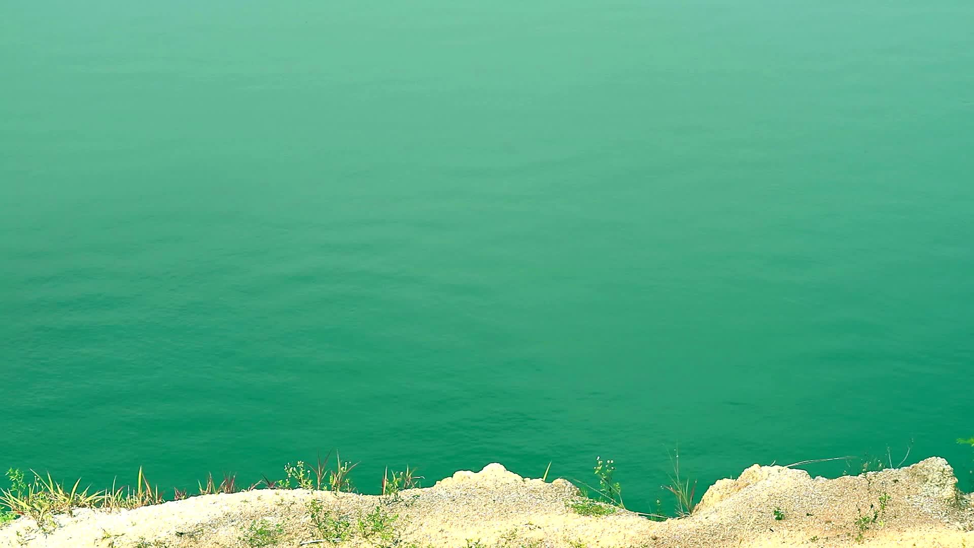 湖面水面上的锰绿色是绿色的视频的预览图