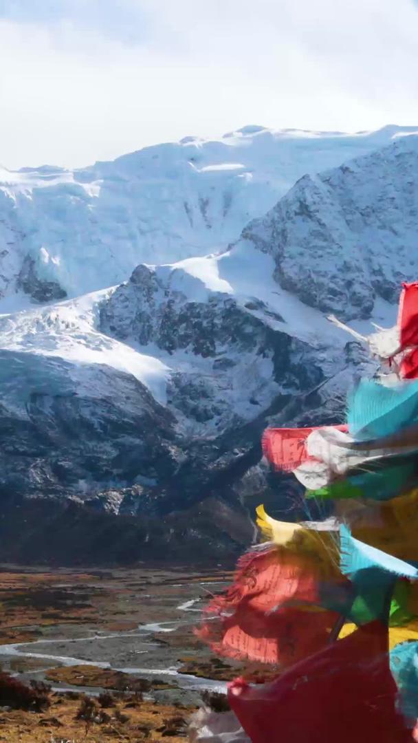 延迟拍摄西藏朗朗县勃勃朗雪山风景视频的预览图