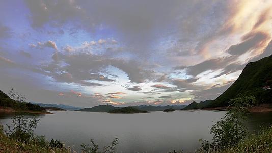 太阳和乌云的反射在泰国法塔卡的山顶上迅速移动视频的预览图