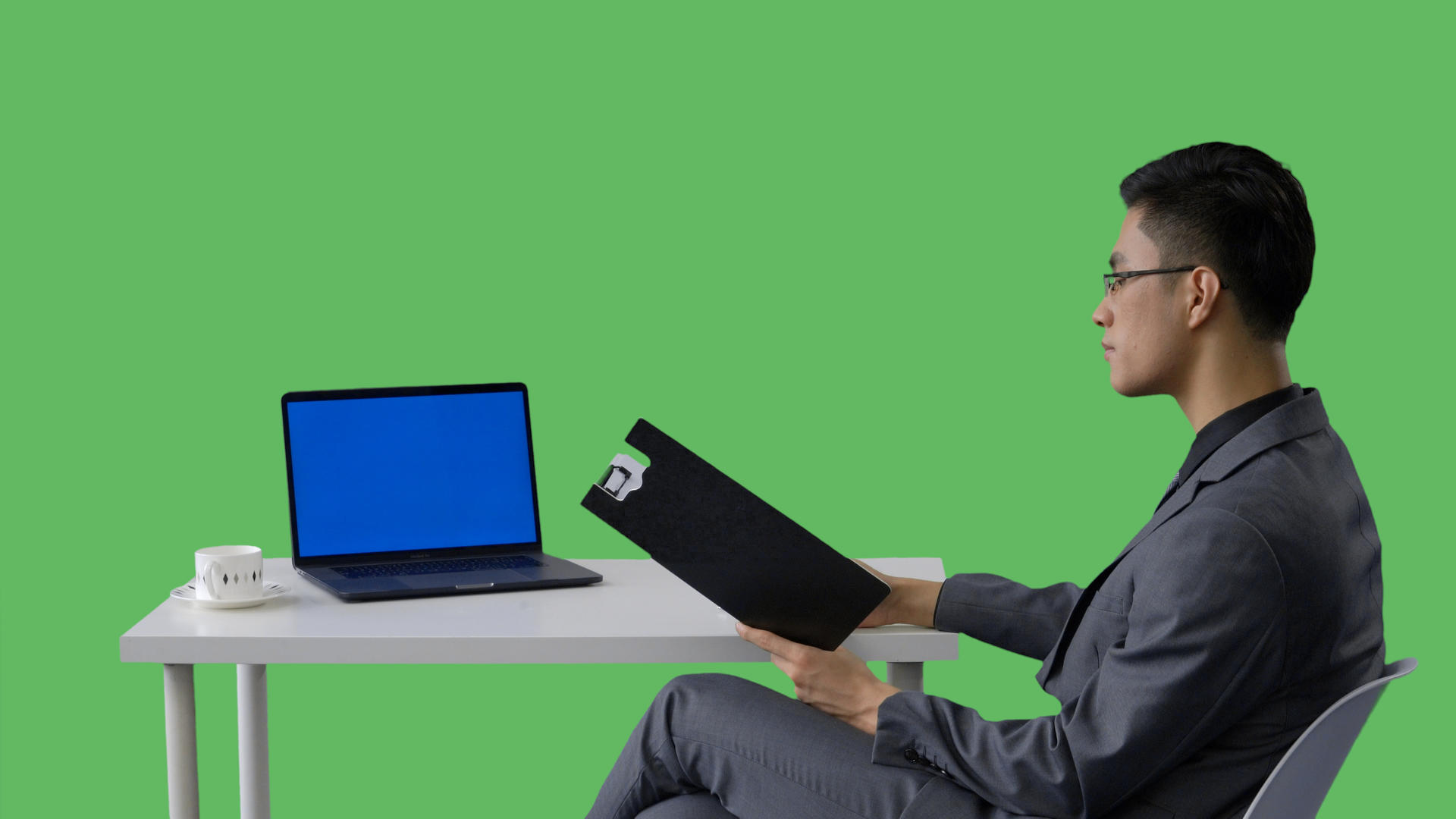 4k绿幕合成抠像商务男性工作桌办公视频的预览图