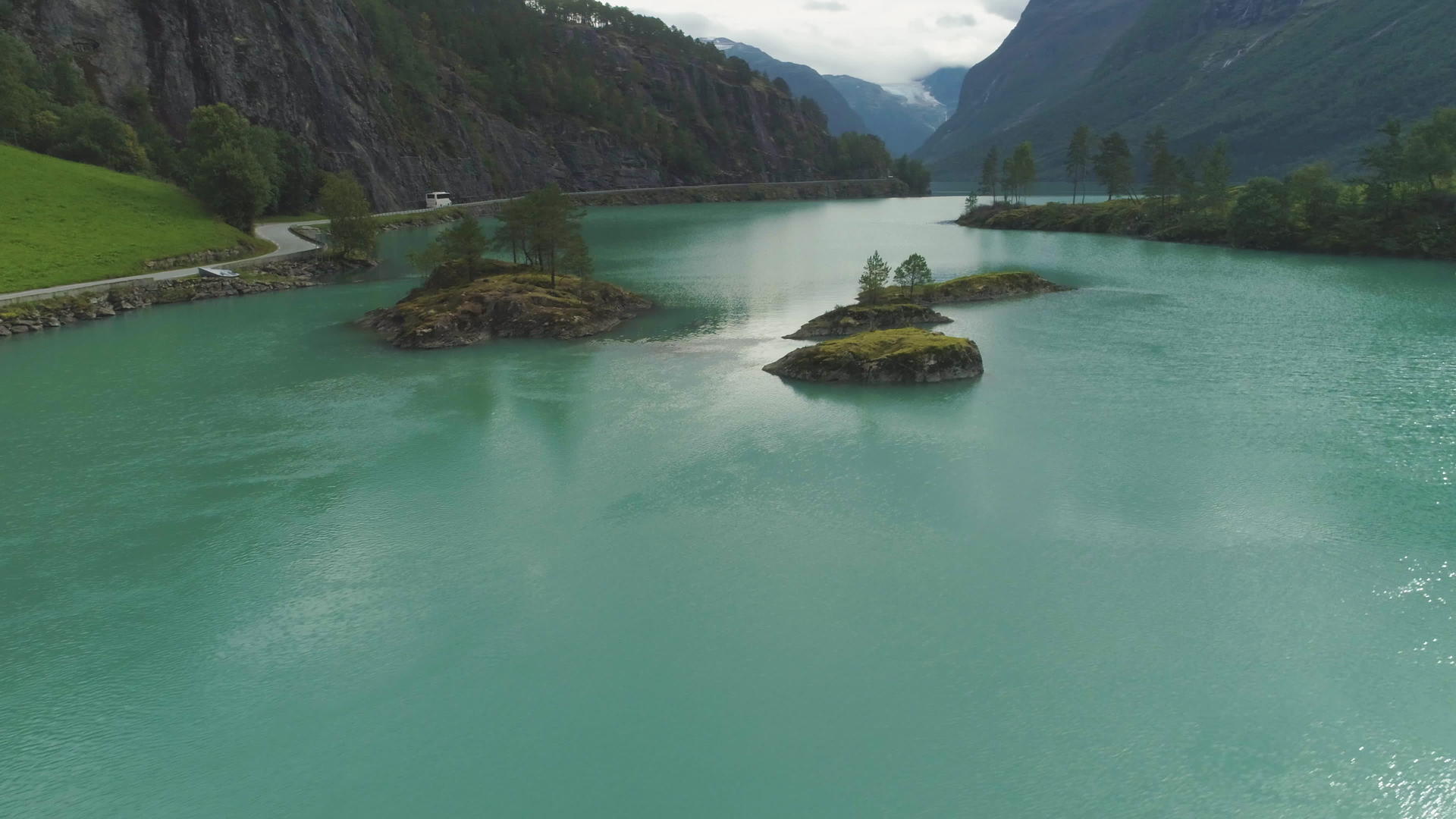 洛纳特网湖有绿色的水和绿岛诺韦美丽的自然观察无人机视频的预览图