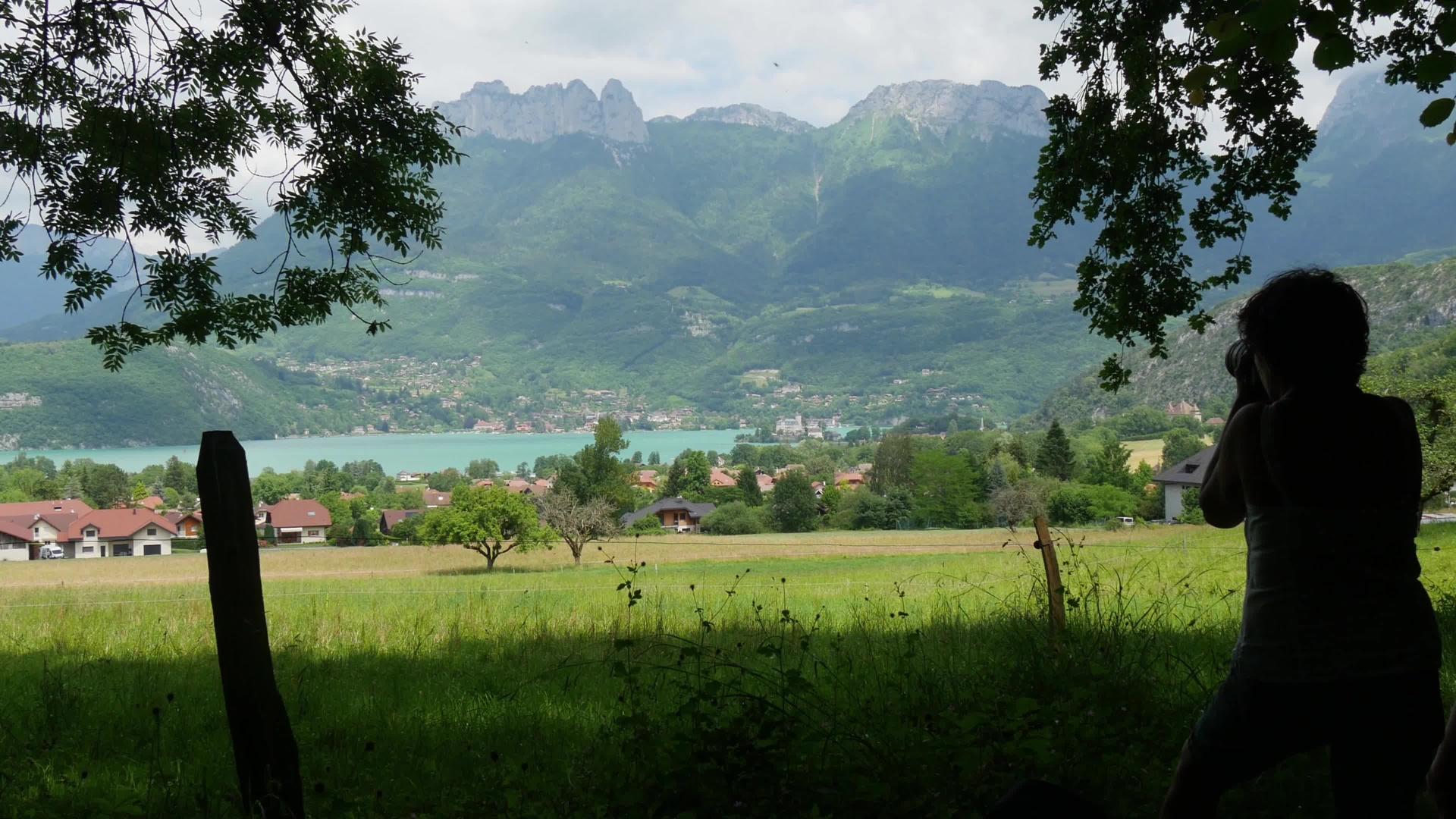 法国阿尔卑斯山平原Annecy湖的全景视频的预览图