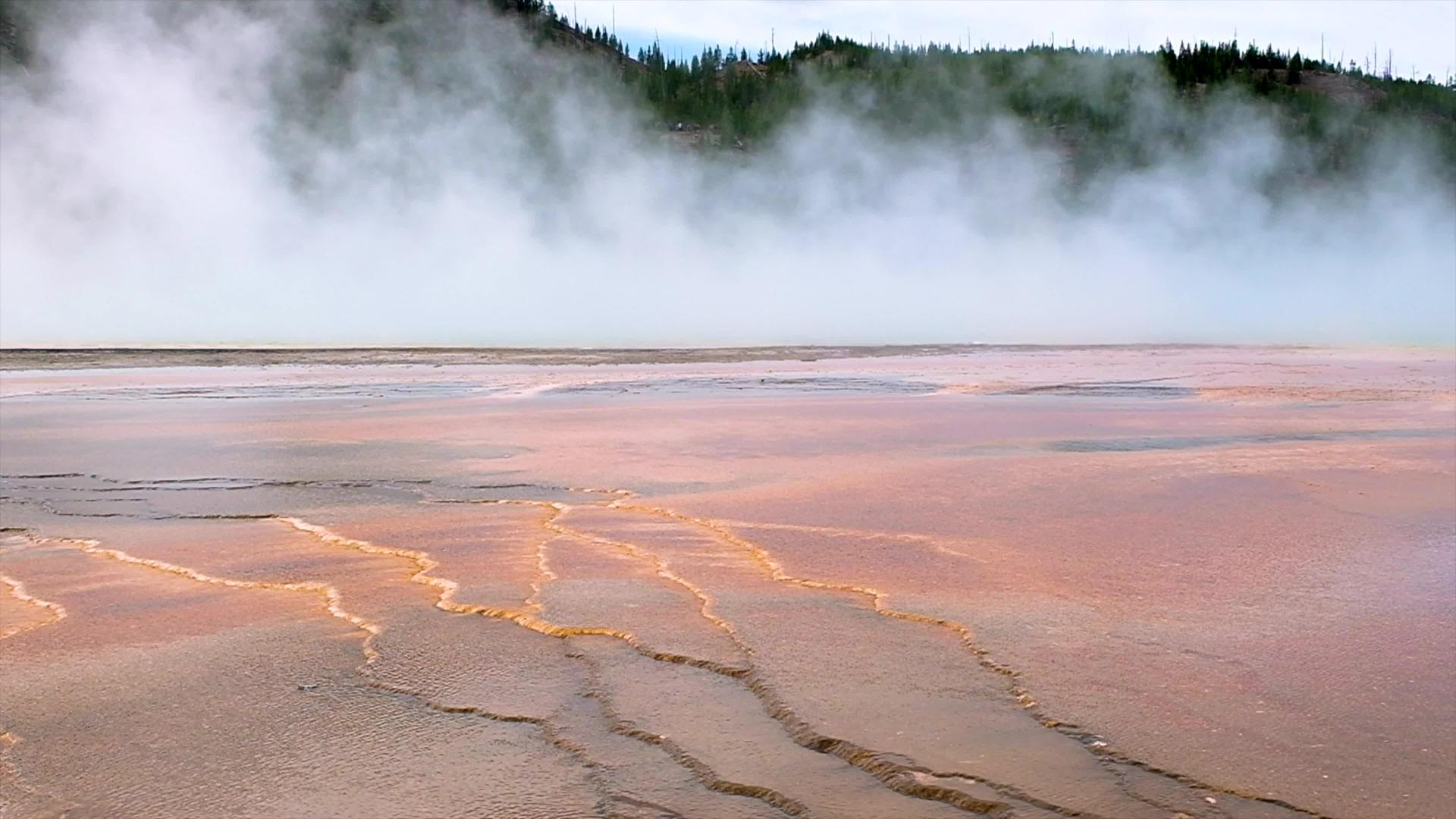 在黄石公园的火山湖上蒸汽视频的预览图