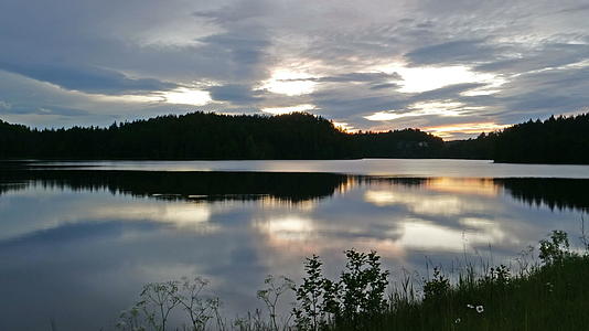日落4公里时空云和山脉在挪威湖上反射视频的预览图