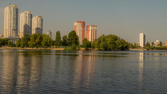 背景城市的秋湖视频的预览图