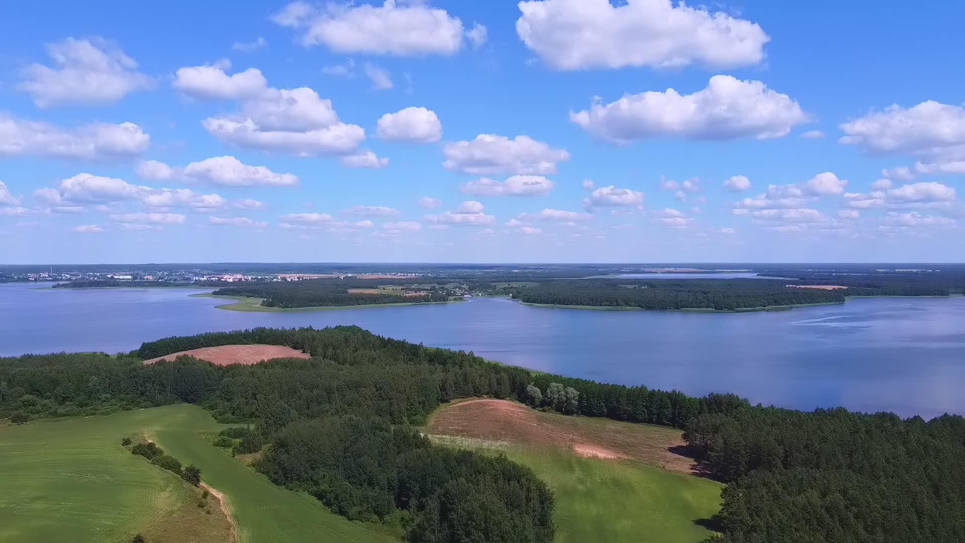 从一个大而美丽的蓝色湖泊高度出发的风景视频的预览图