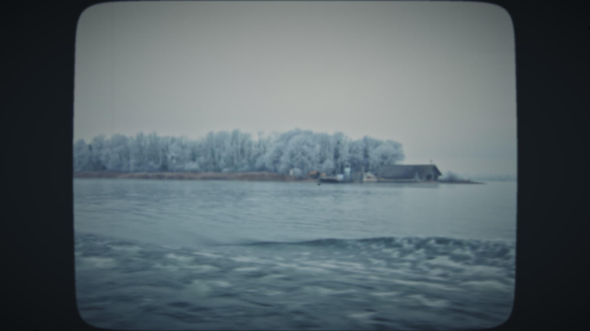 在寒冷的湖面上乘船视频的预览图