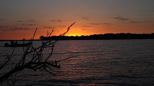 葡萄湖日落和一条小船视频的预览图