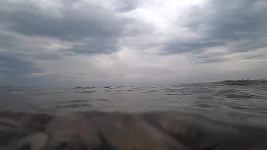 沉浸在湖水中的摄像机视频的预览图