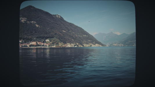 在华丽的蓝色湖泊上乘船视频的预览图