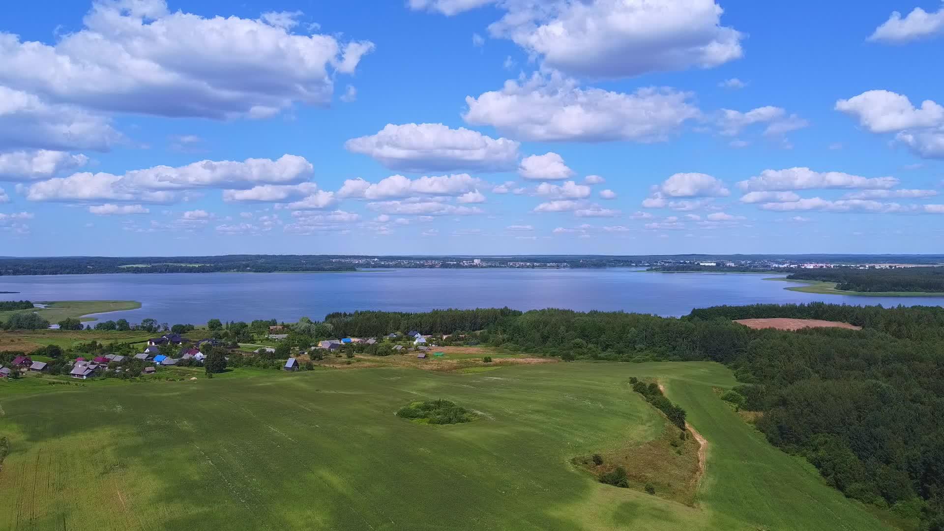 蓝色的大湖和蓝色的天空朗的夏天视频的预览图