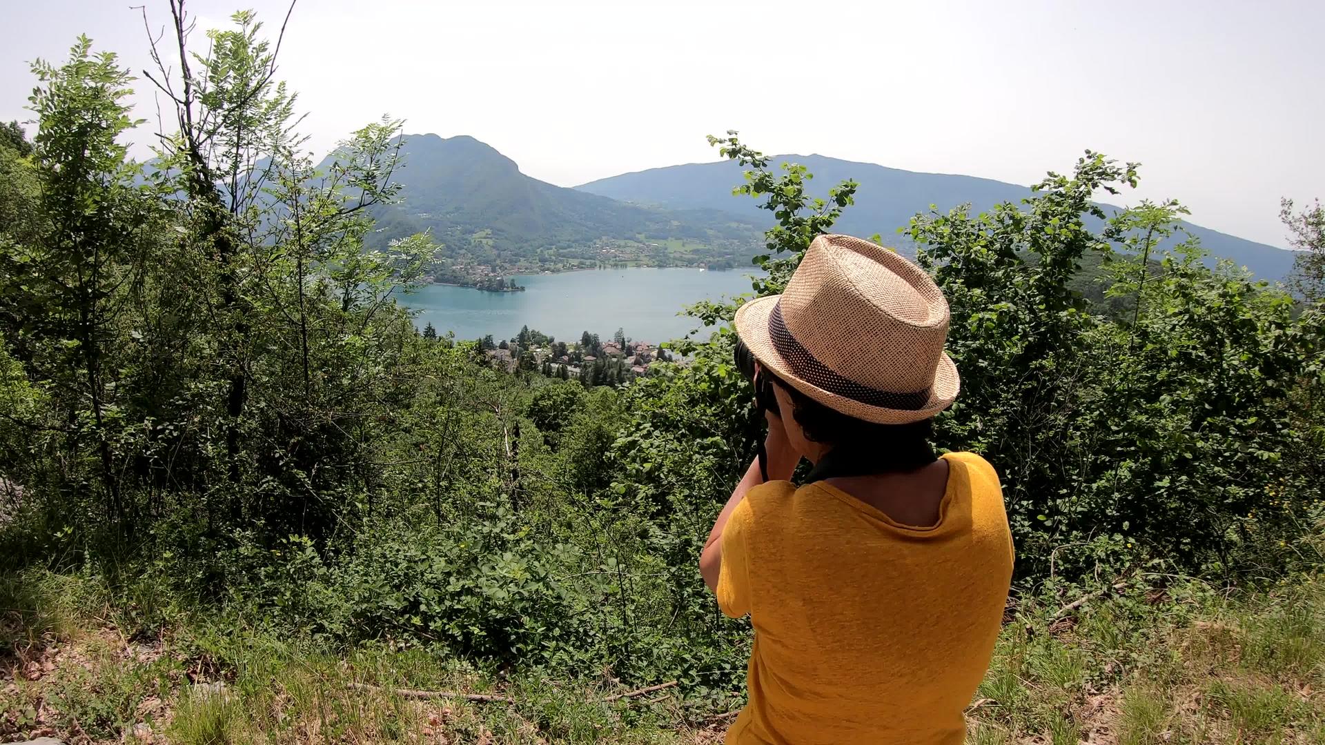 女摄影师在安纳西湖拍照视频的预览图