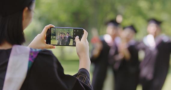 8K用手机为同学们拍毕业照视频的预览图