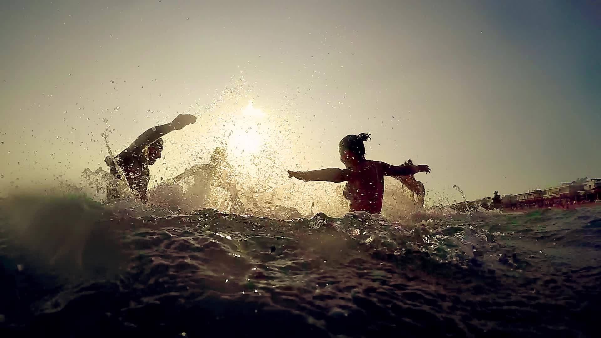 快乐的玩友团在海上派对上泼水玩慢动作视频的预览图