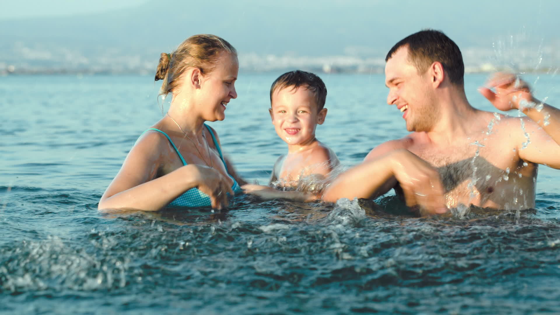 三个家庭在海上喷水视频的预览图