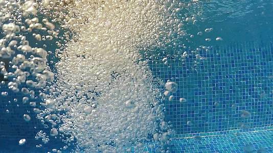 气泡上升到表面慢动作游泳池清澈的蓝色水下气泡视频的预览图
