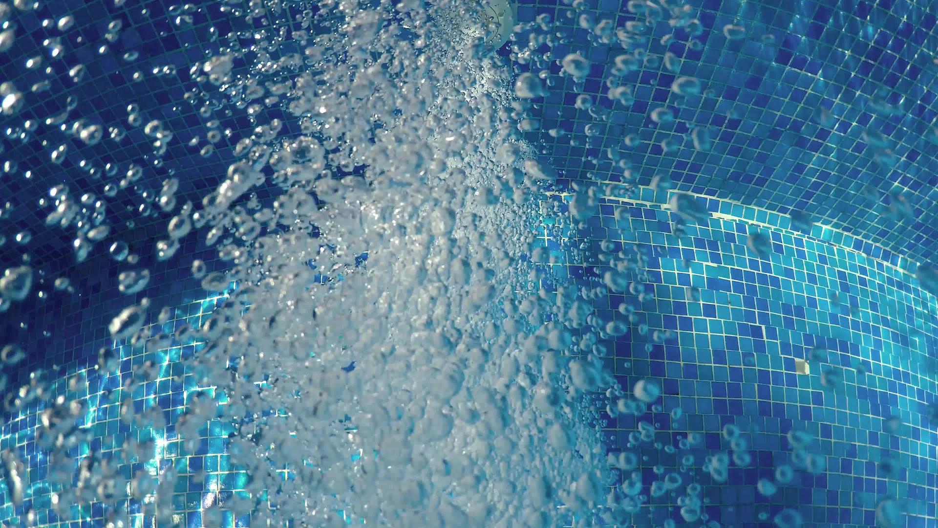 温泉水池清水中的空气泡沫视频的预览图