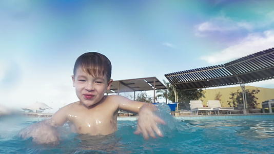 男孩在游泳池里玩得很开心视频的预览图