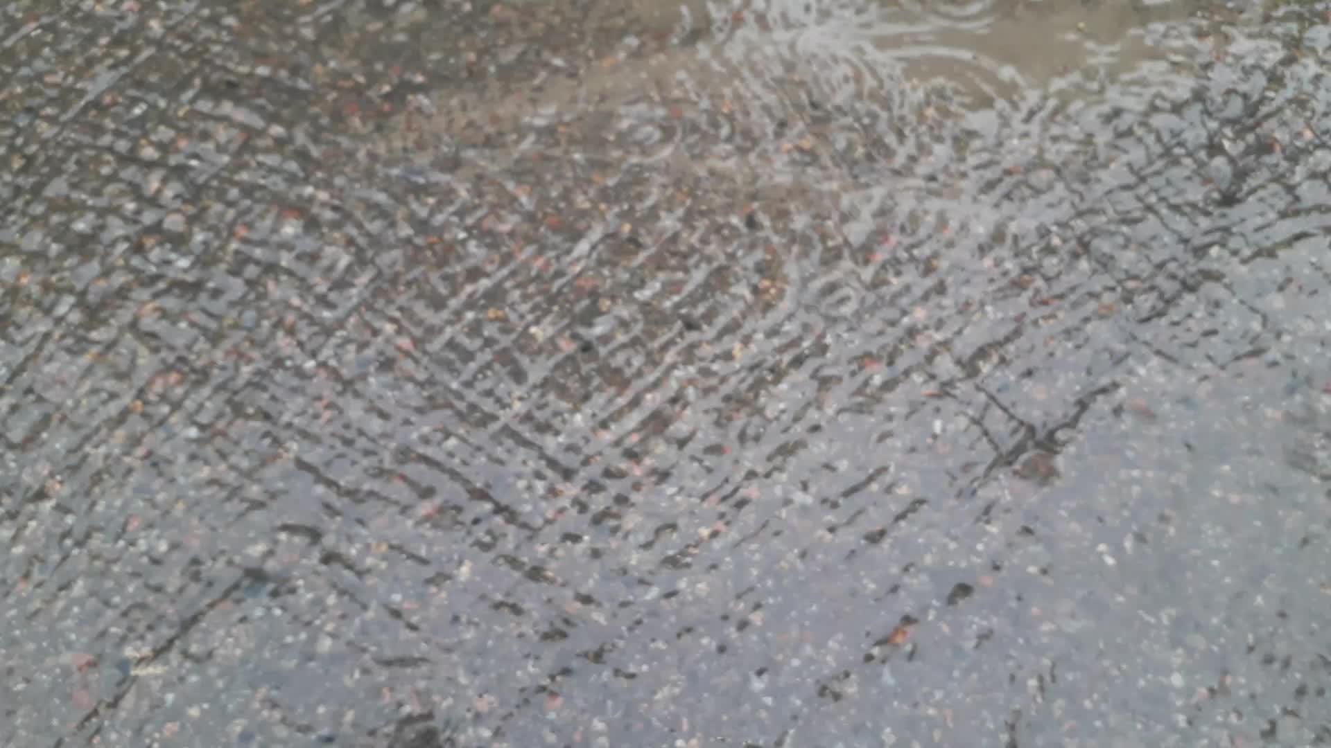 春雨落下水滴落在水坑里视频的预览图