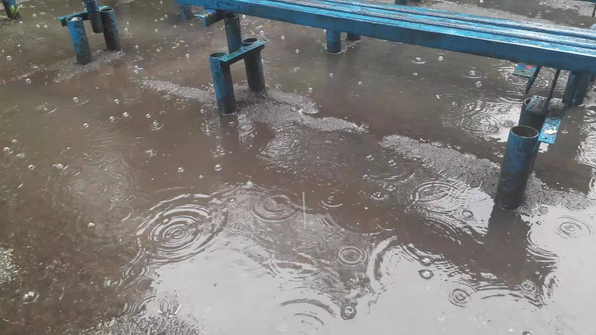 春雨落下水滴落在水坑里视频的预览图