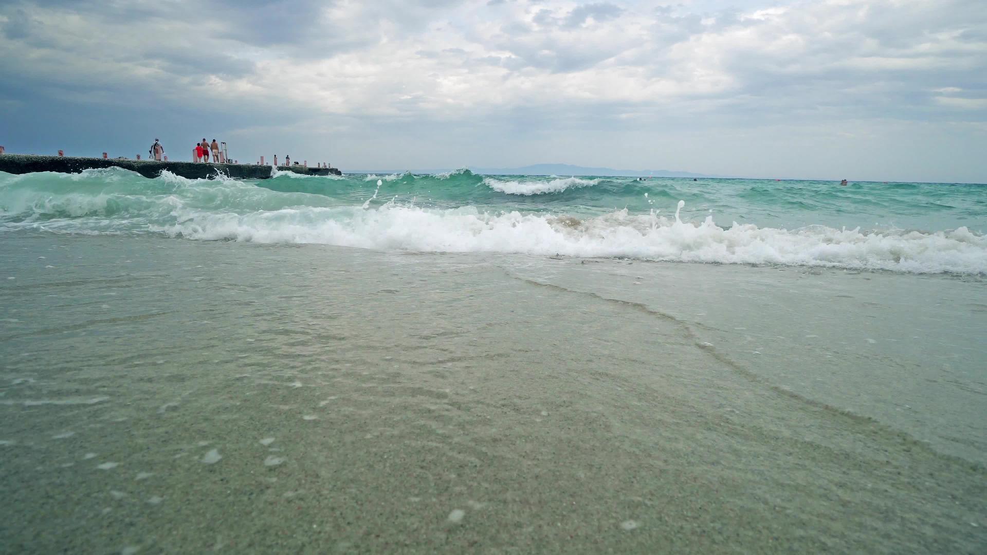 自然背景海浪在海滩上喷洒背景是码头视频的预览图