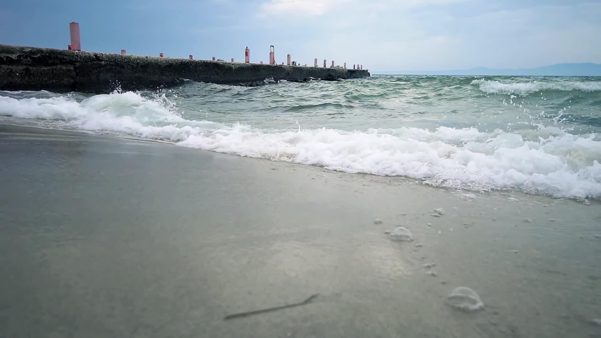 自然背景海浪背景海浪喷在背景上从码头看岸边的慢动作视频的预览图
